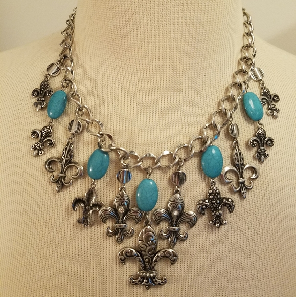 CLOSING New Necklace Earring Set - Picture 2 of 3